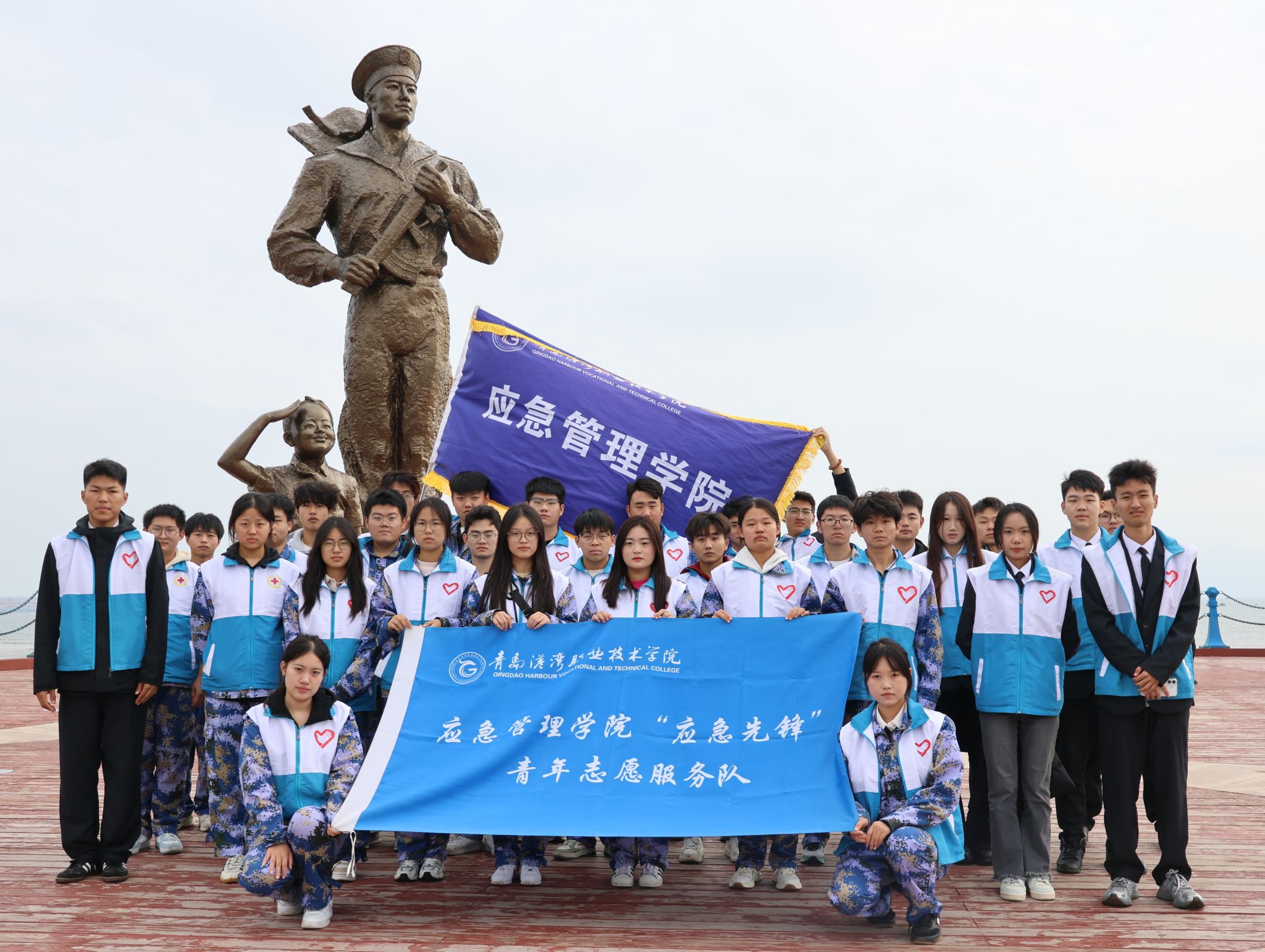 应急管理学院组织海军公园环保行动守护碧海蓝天